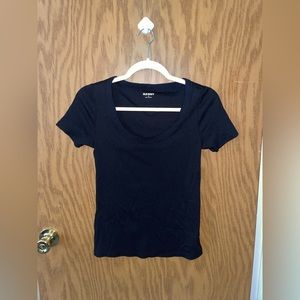 Old Navy Scoop Neck Basic Tee - Size Medium Never Worn